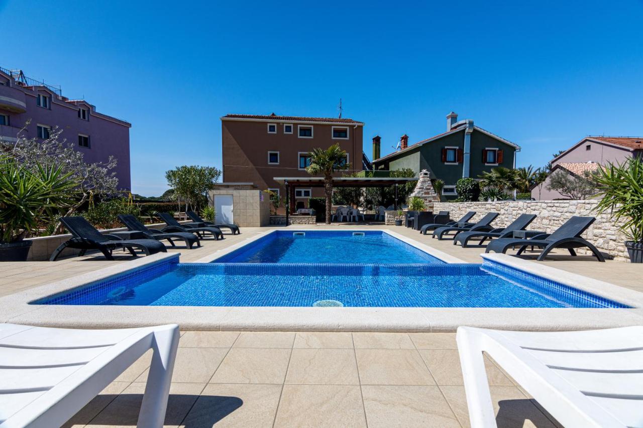 Family Friendly Apartments With A Swimming Pool Valbandon, Fazana - 2201 Štinjan Esterno foto