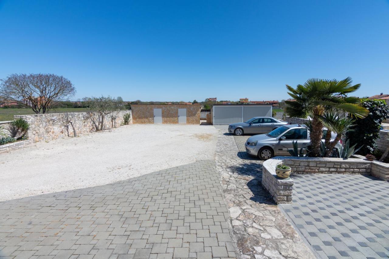 Family Friendly Apartments With A Swimming Pool Valbandon, Fazana - 2201 Štinjan Esterno foto