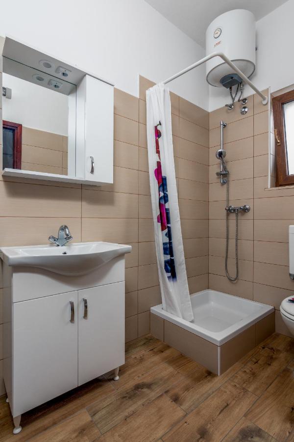 Family Friendly Apartments With A Swimming Pool Valbandon, Fazana - 2201 Štinjan Esterno foto