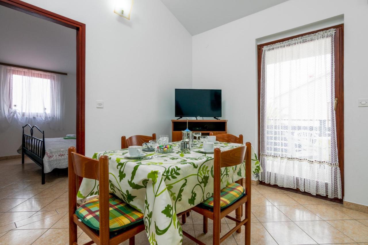 Family Friendly Apartments With A Swimming Pool Valbandon, Fazana - 2201 Štinjan Esterno foto