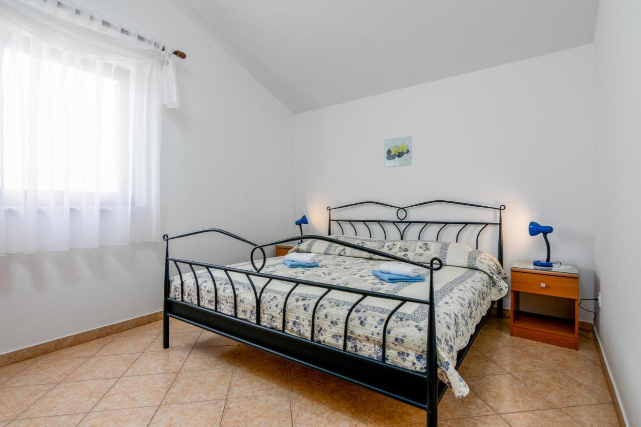 Family Friendly Apartments With A Swimming Pool Valbandon, Fazana - 2201 Štinjan Esterno foto